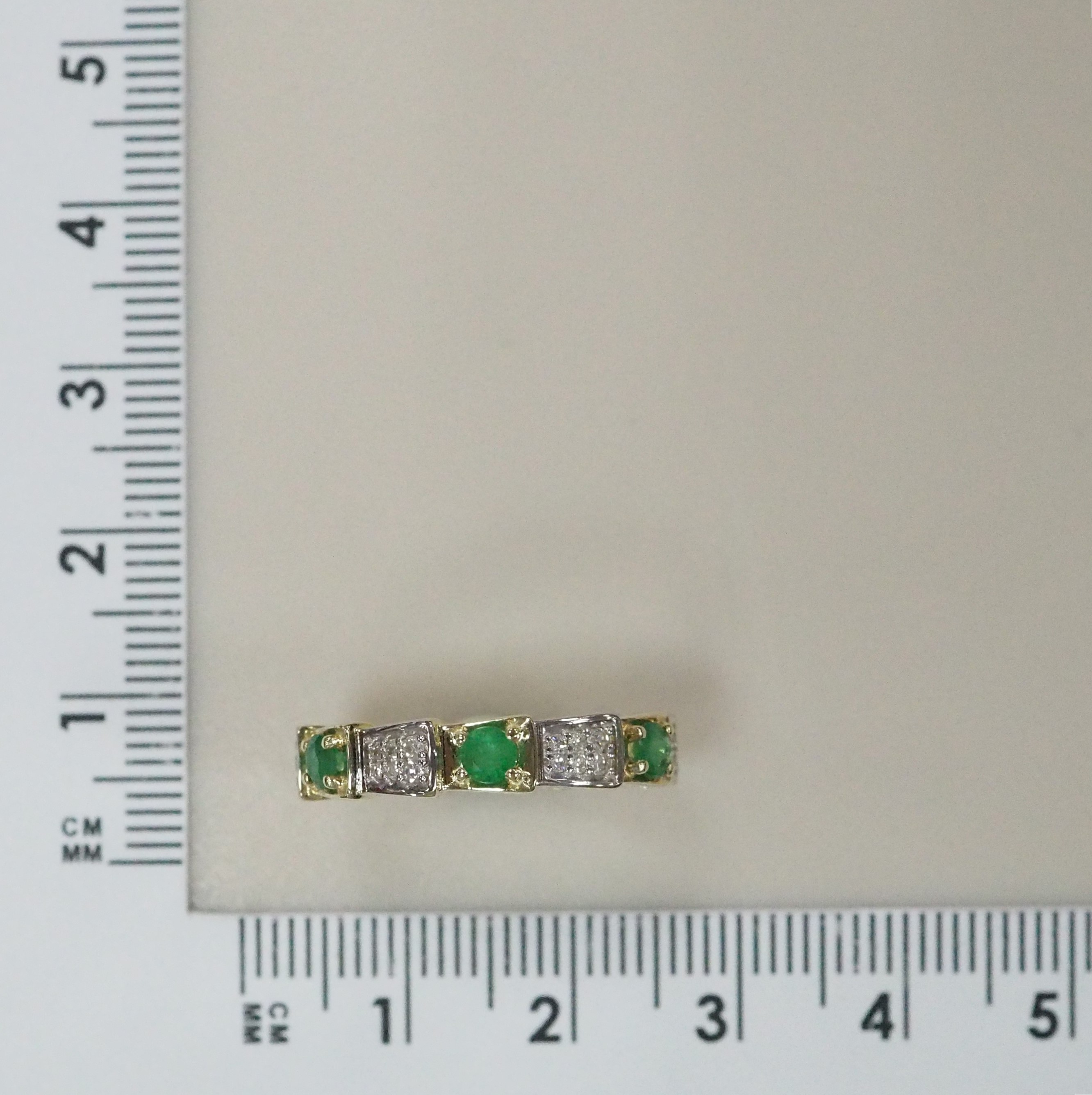 Кольцо из желтого золота с изумрудами